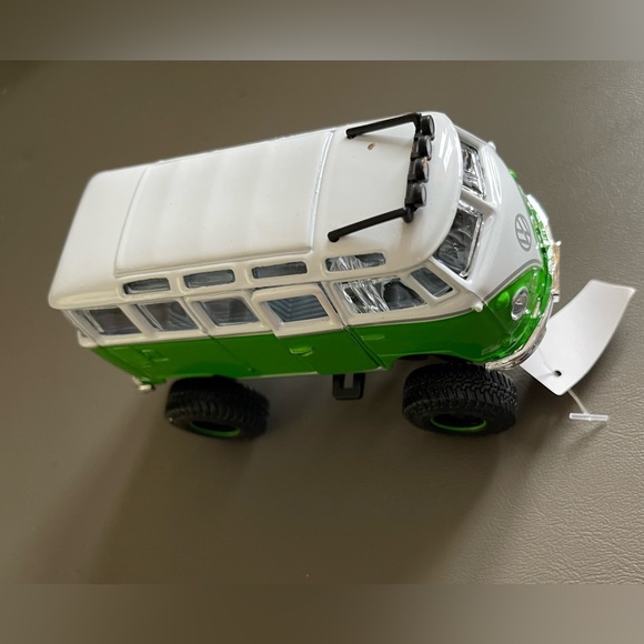 Maisto Volkswagen VW Lifted Van Samba 1/40 Model Green and White 4x4 - Picture 3 of 8